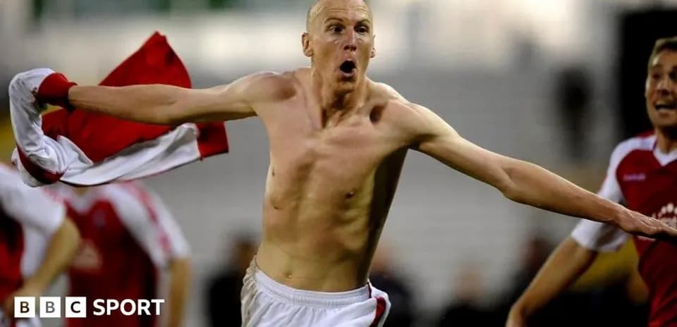 Joueur célébrant un but sans maillot sur le terrain