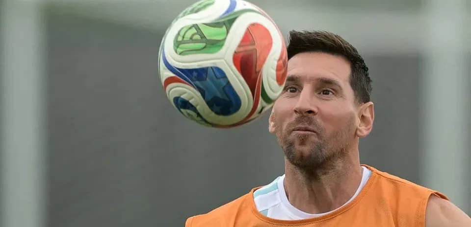 Joueur entraînant un ballon pendant une séance d'entraînement