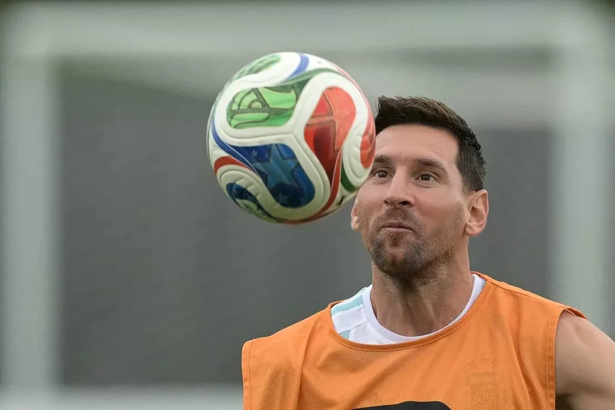 Joueur entraînant un ballon pendant une séance d'entraînement