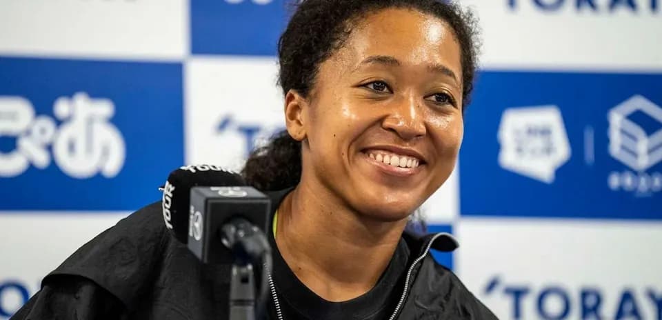 Conférence de presse avec une joueuse de tennis souriante