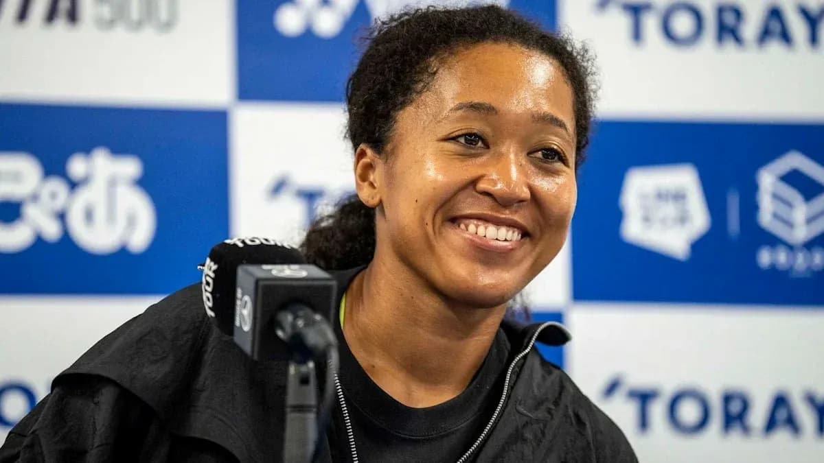 Conférence de presse avec une joueuse de tennis souriante