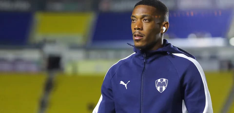 Joueur marchant sur le terrain avant le match