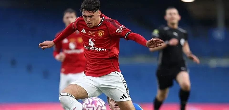 Joueur de Manchester United chutant pendant le match