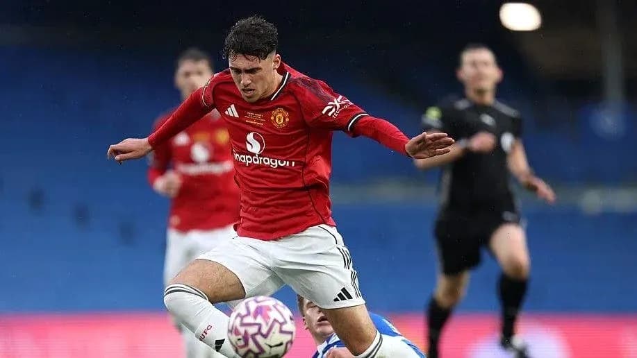 Joueur de Manchester United chutant pendant le match