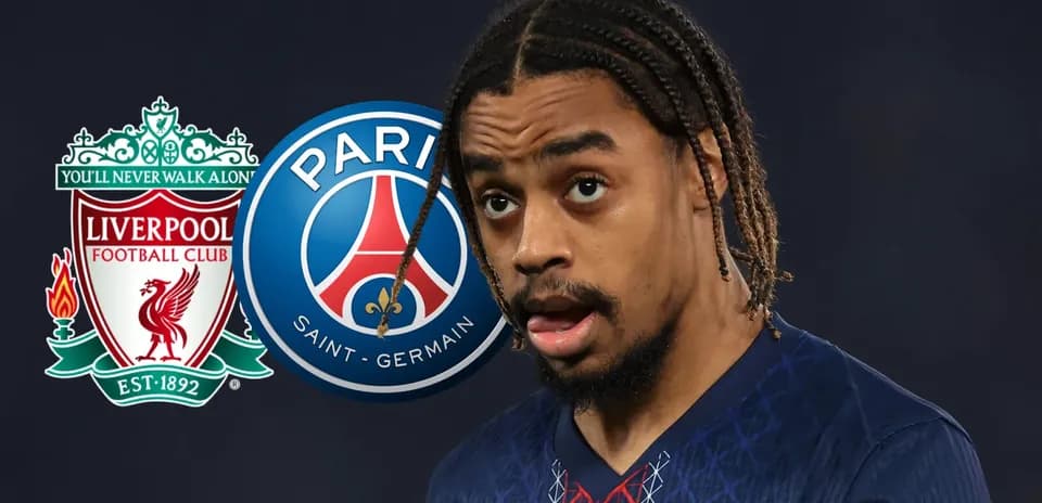 Joueur de football avec logos de Liverpool et PSG