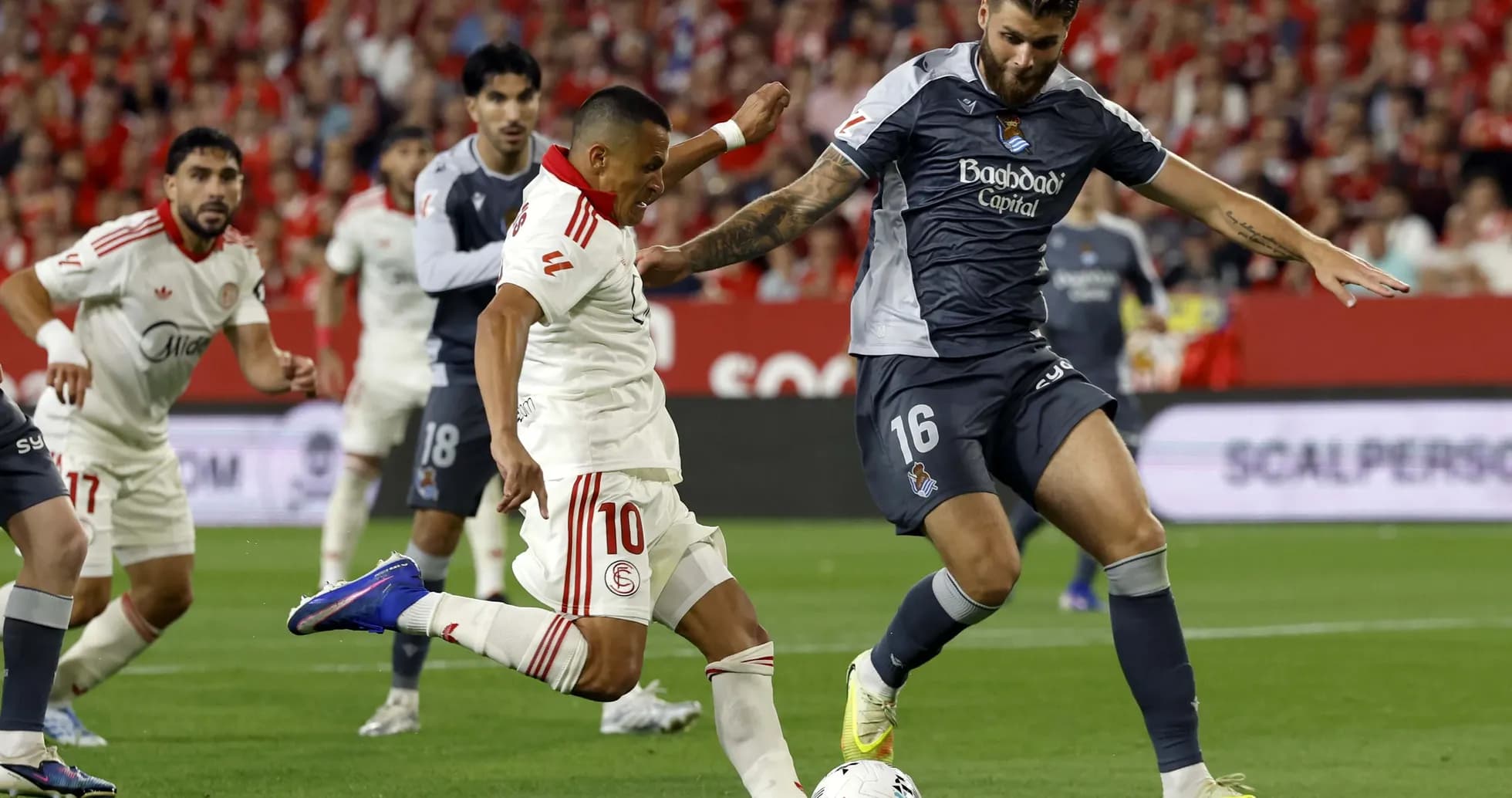 Joueurs de Séville et de la Real Sociedad en action