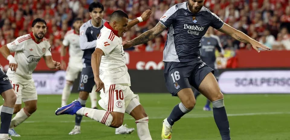 Joueurs de Séville et de la Real Sociedad en action