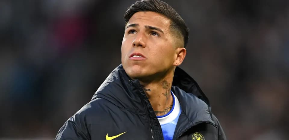 Joueur regardant le ciel depuis le banc