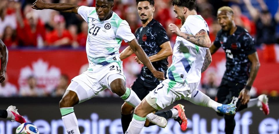 Joueurs en action lors d'un match de football