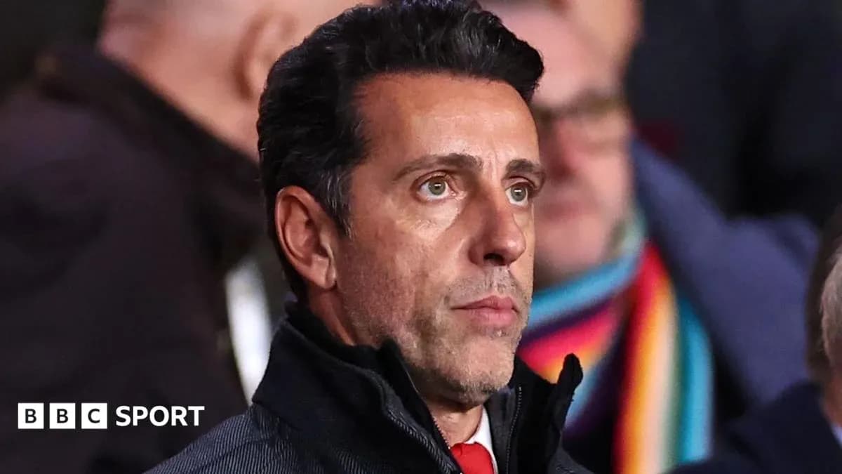 Homme regardant attentivement lors d'un match