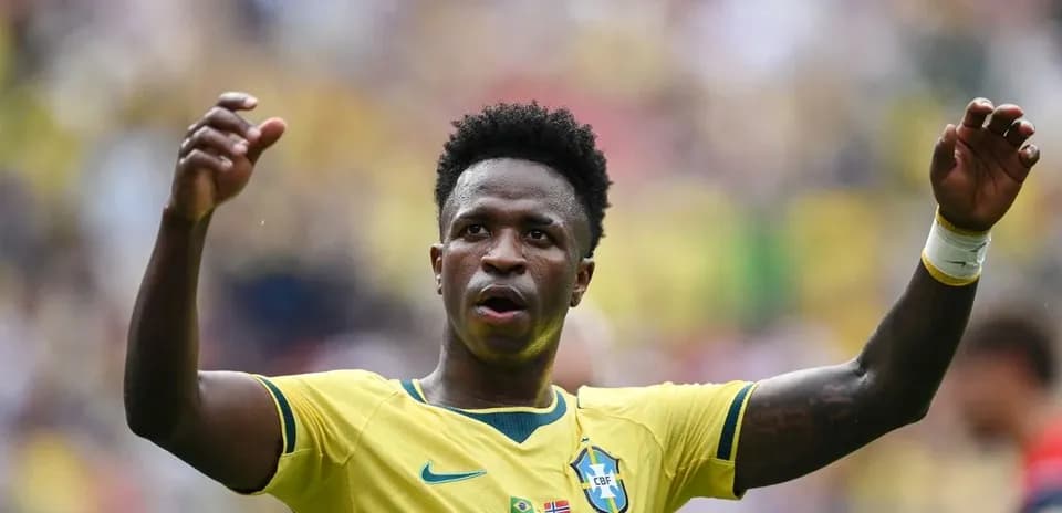 Joueur brésilien célébrant avec les bras levés