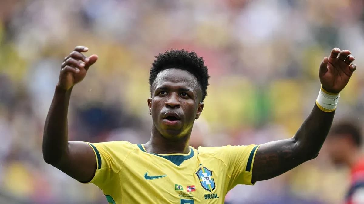 Joueur brésilien célébrant avec les bras levés