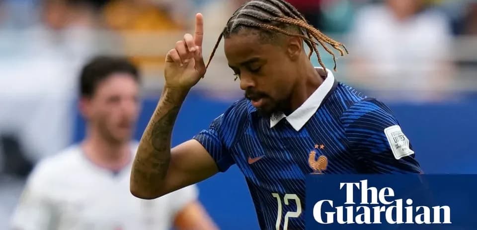 Joueur français célébrant un but sur le terrain