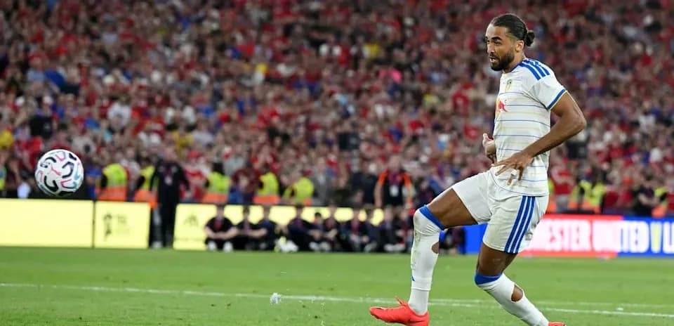 Joueur tirant le ballon lors d'un match de football