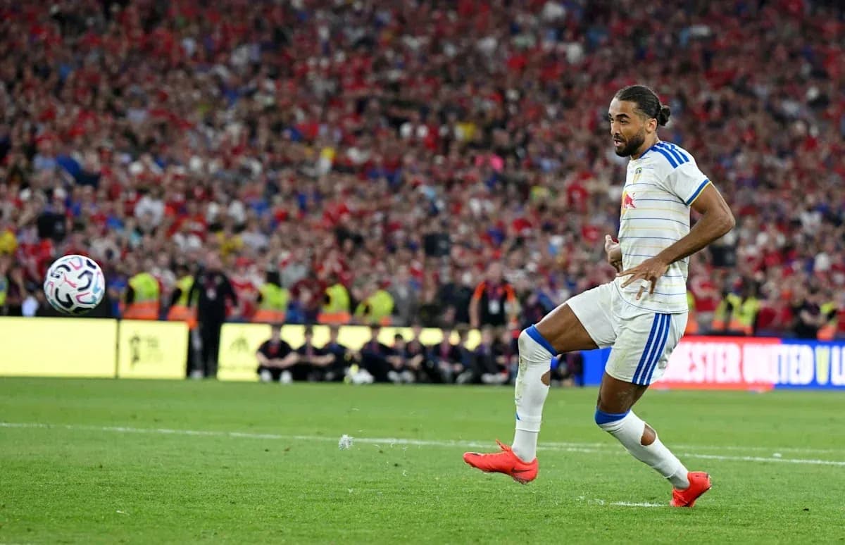 Joueur tirant le ballon lors d'un match de football