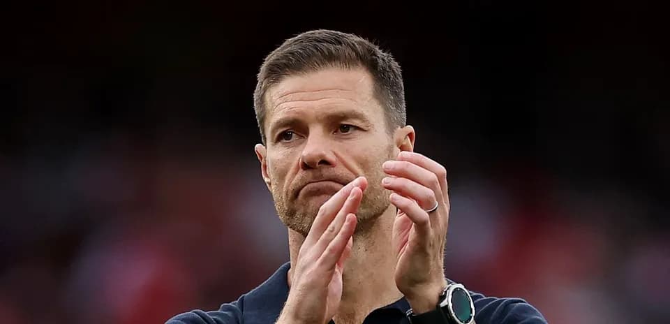 Entraîneur applaudit après le match dans le stade