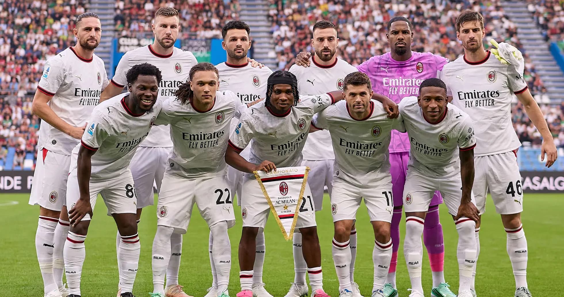 Joueurs d'AC Milan posant ensemble avant le match