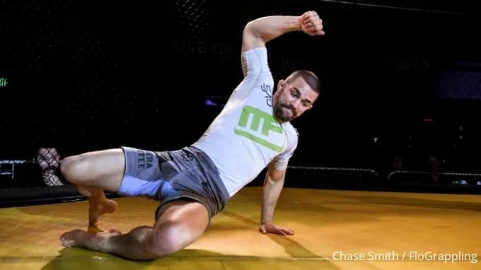 Lutteux en position de défense sur le tatami