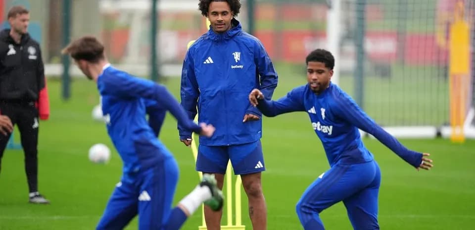 Joueurs s'entraînant sur le terrain de football