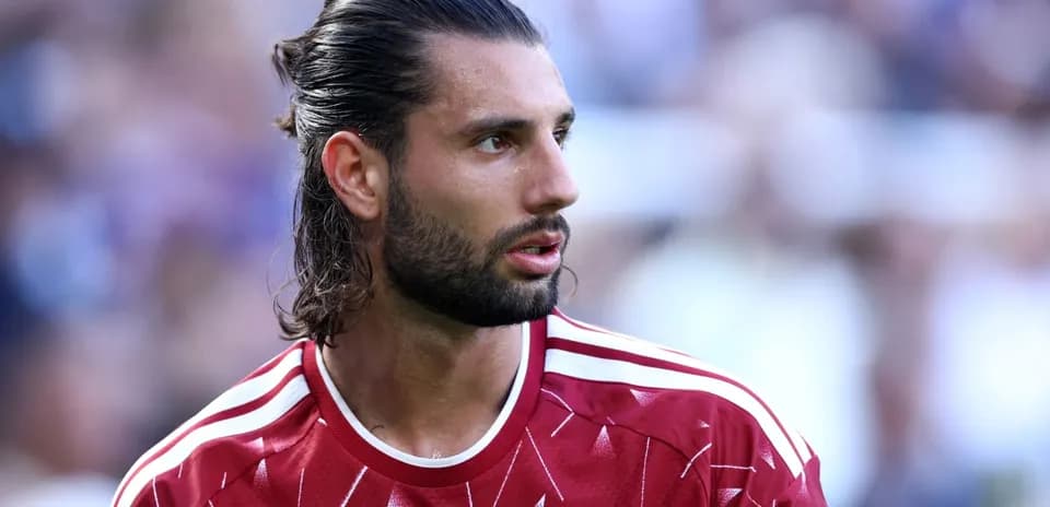 Joueur de Liverpool en tenue rouge sur le terrain