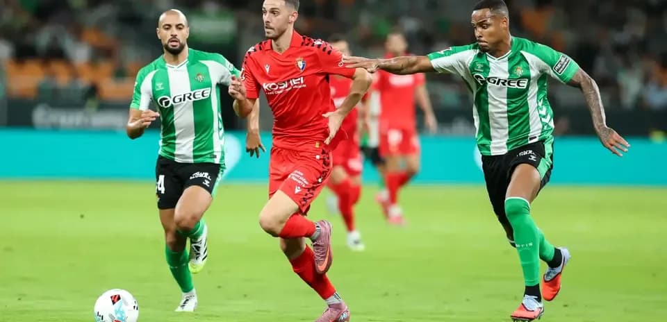 Un joueur d'Osasuna dribble contre Betis