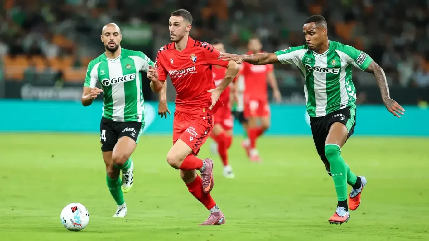 Un joueur d'Osasuna dribble contre Betis