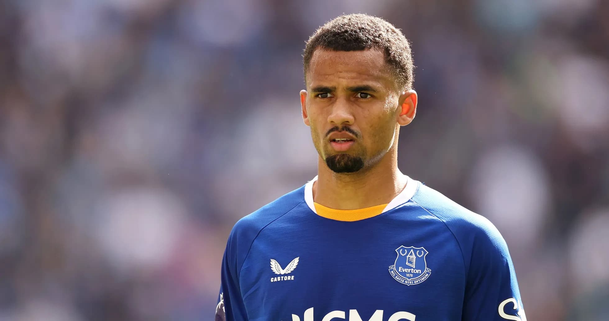 Joueur d'Everton en maillot bleu sur le terrain