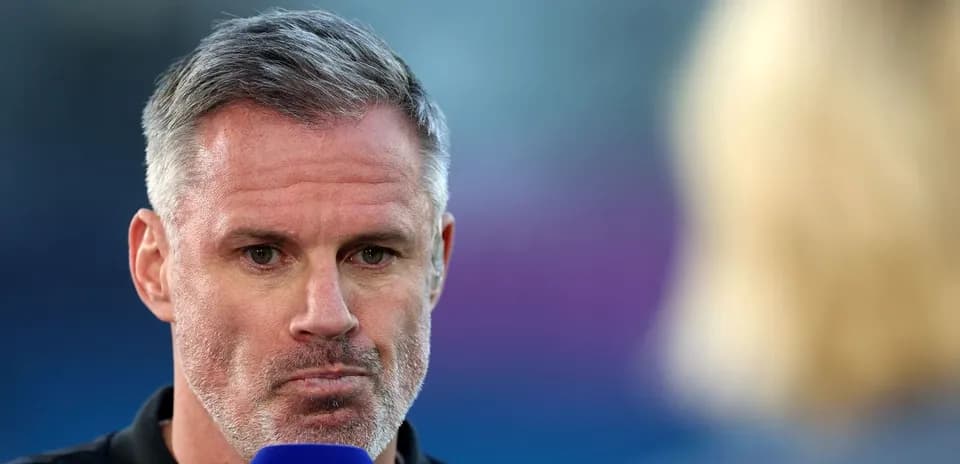 Analyste sportif parlant lors d'une interview