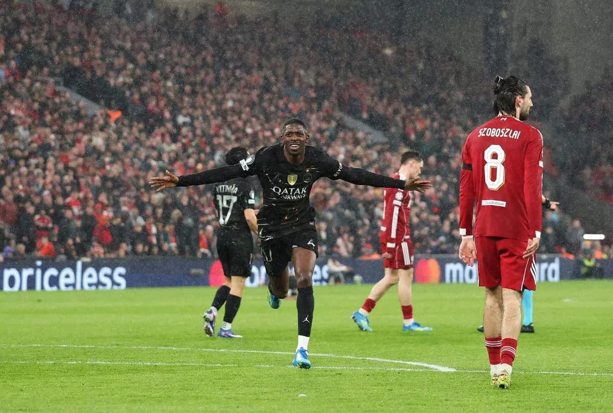 Joueur célébrant un but sous la pluie à Anfield