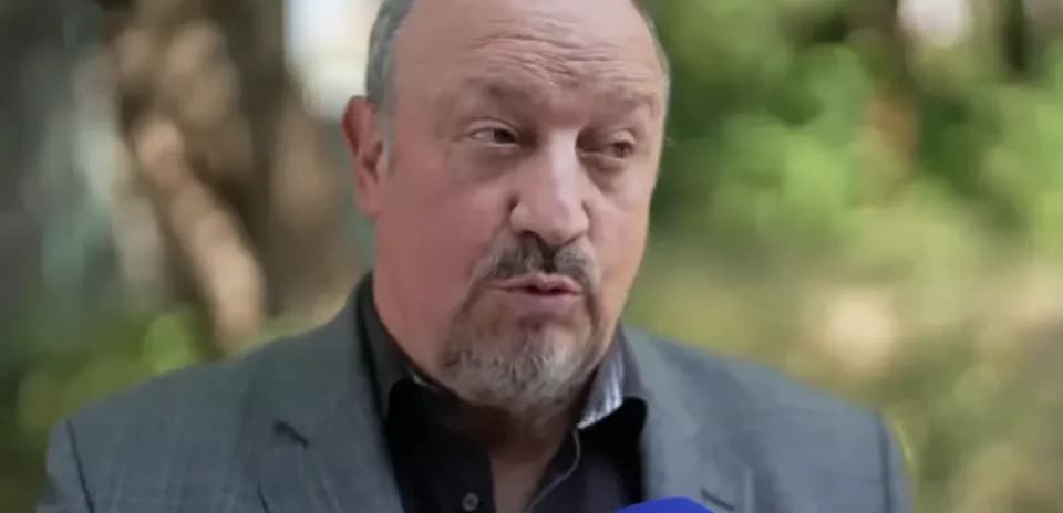 Entraîneur parlant lors d'une interview en extérieur