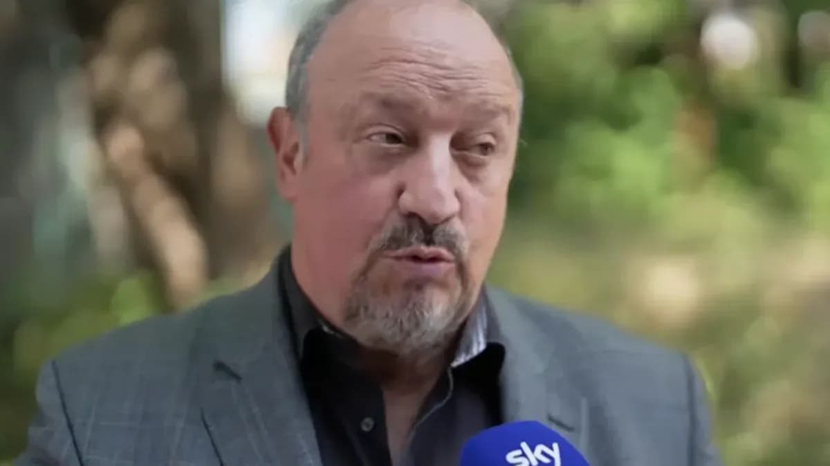 Entraîneur parlant lors d'une interview en extérieur
