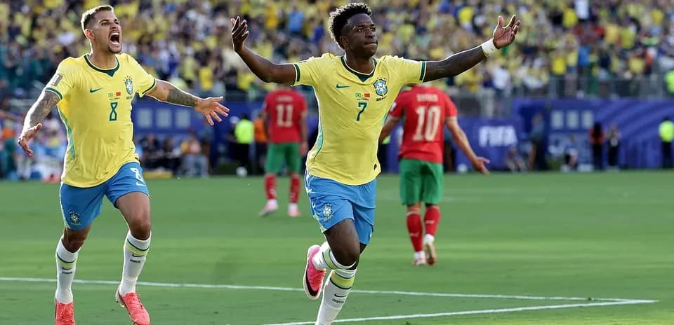 Joueurs brésiliens célébrant un but contre le Maroc