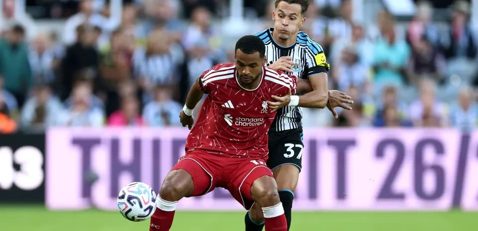 Joueur de Liverpool dribblant sous pression de Newcastle
