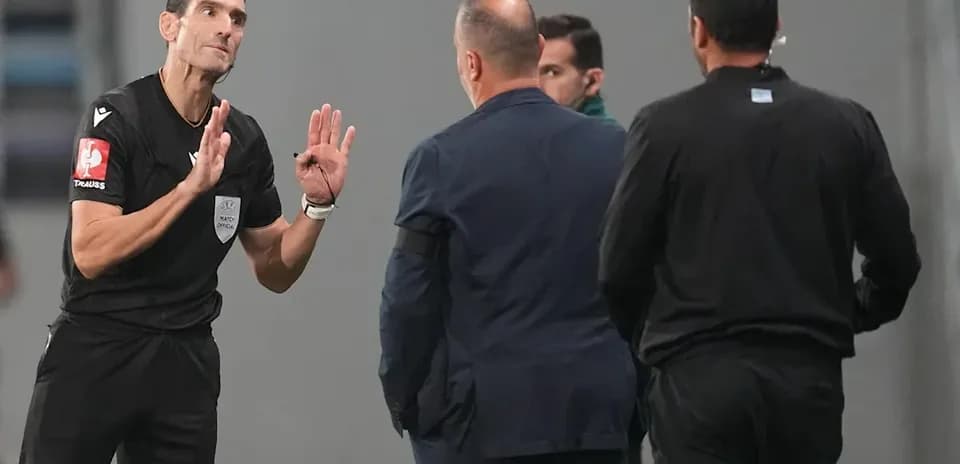 Arbitre discutant avec entraîneurs lors d'un match