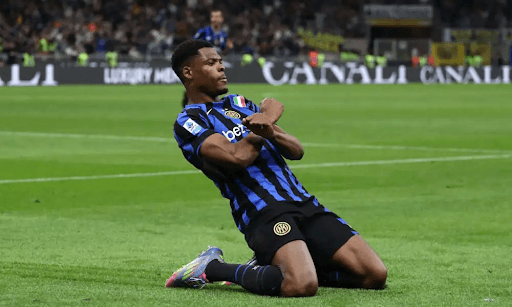 Joueur d'Inter Milan célébrant un but sur le terrain