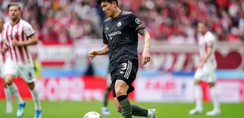 Joueur dribblant le ballon lors d'un match de football