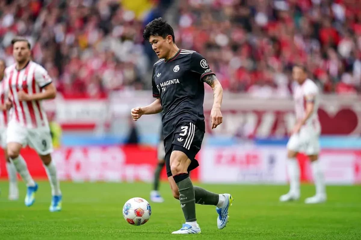 Joueur dribblant le ballon lors d'un match de football