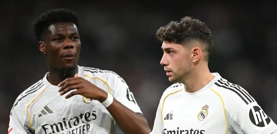 Deux joueurs du Real Madrid discutant sur le terrain