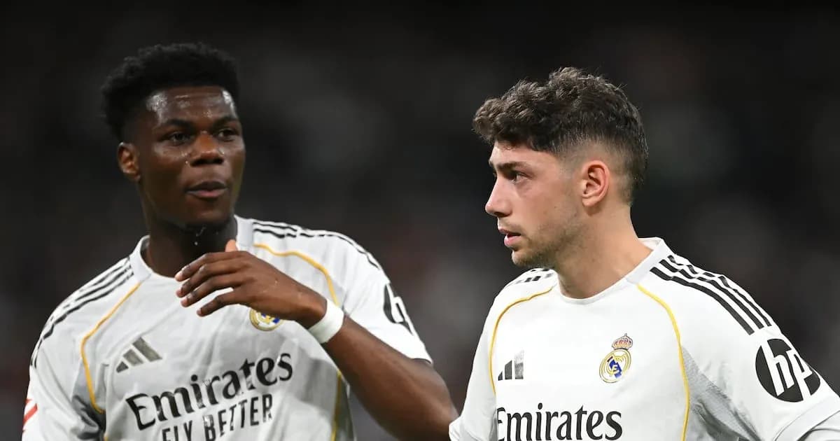 Deux joueurs du Real Madrid discutant sur le terrain