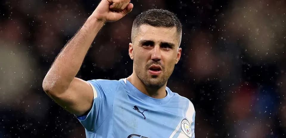 Joueur de Manchester City levant le poing en célébration