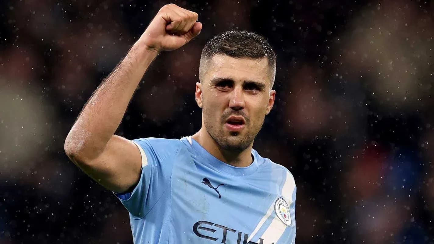 Joueur de Manchester City levant le poing en célébration