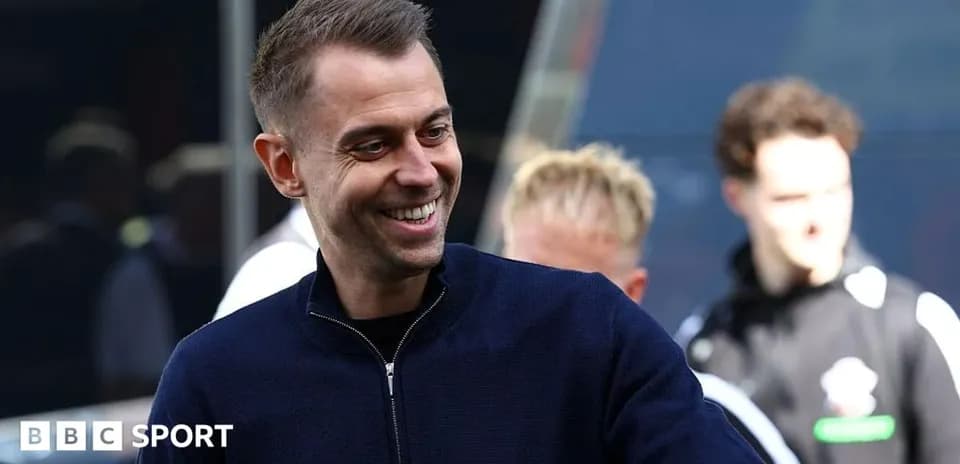Person souriant avant un match de football