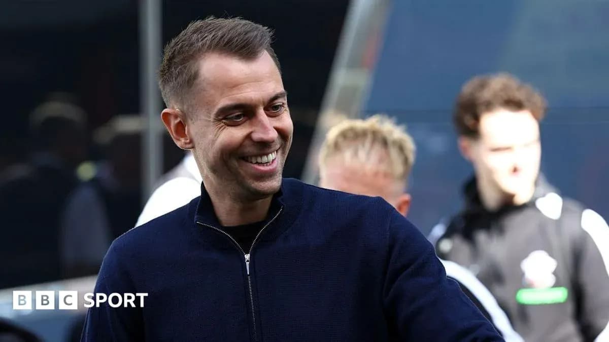 Person souriant avant un match de football