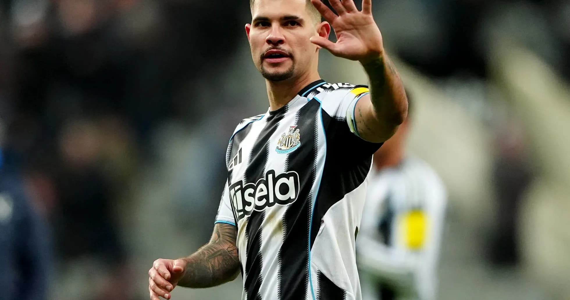 Joueur de Newcastle saluant les supporters après le match