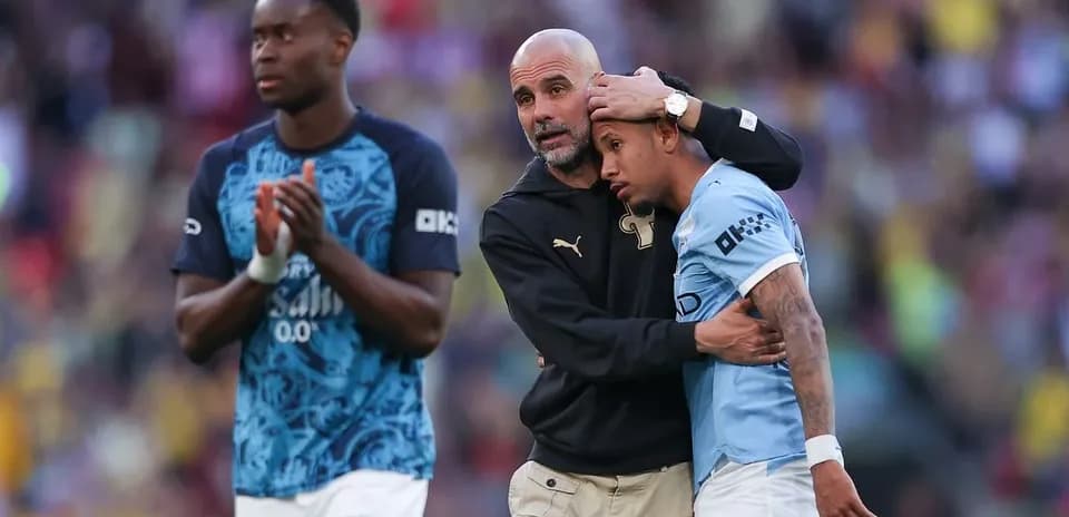 Entraîneur discutant avec joueur après le match