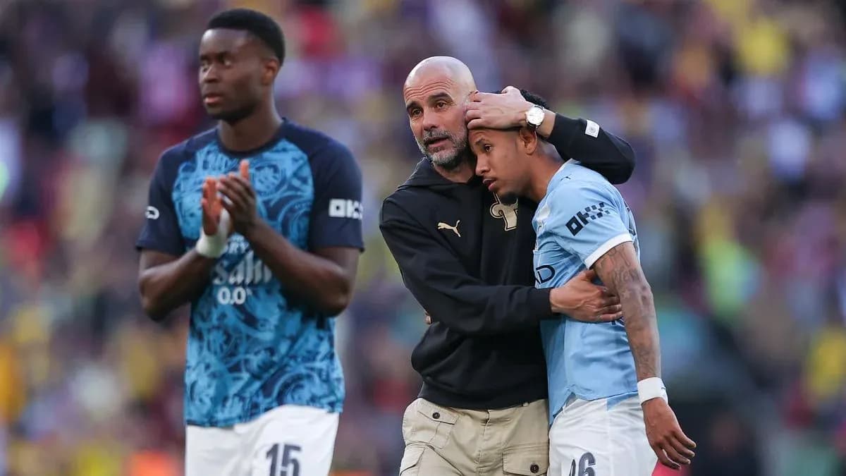 Entraîneur discutant avec joueur après le match