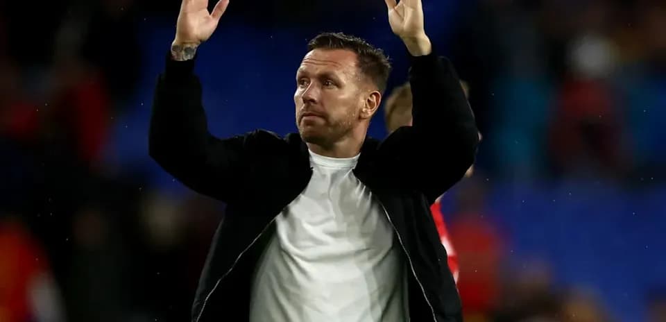 Homme saluant les spectateurs après le match