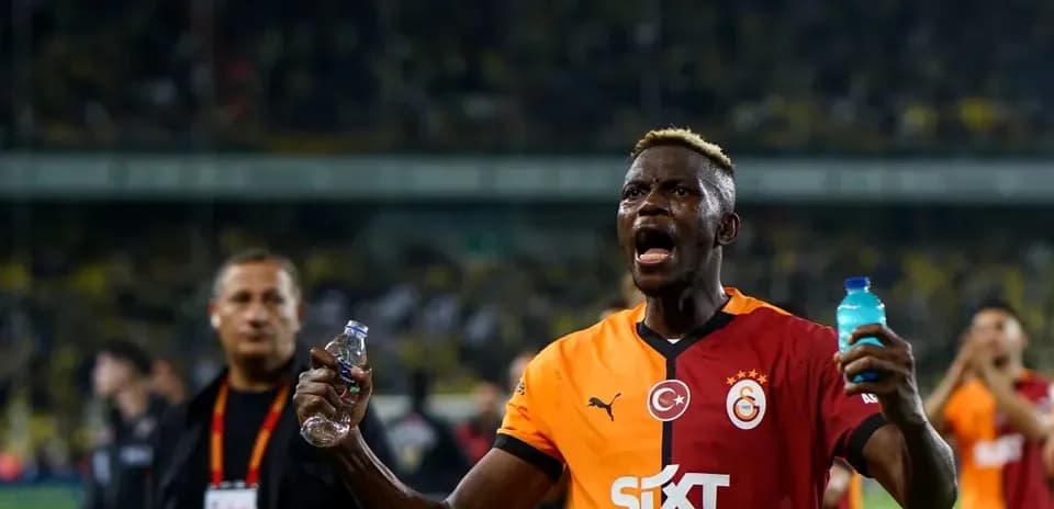 Joueur de Galatasaray célébrant avec des bouteilles d'eau
