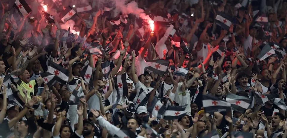 Supporters de Vasco da Gama avec des drapeaux