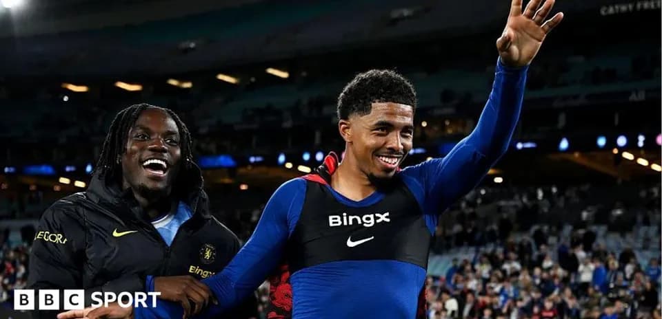 Joueurs célébrant après un match au stade